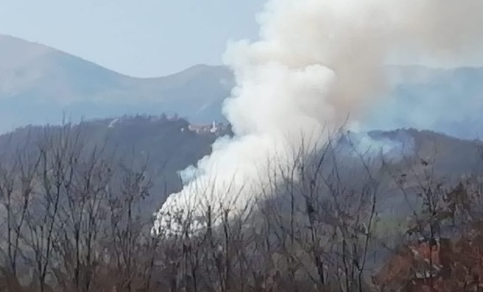 Incendio in zona Riborgo: Aib e Vigili di fuoco in azione