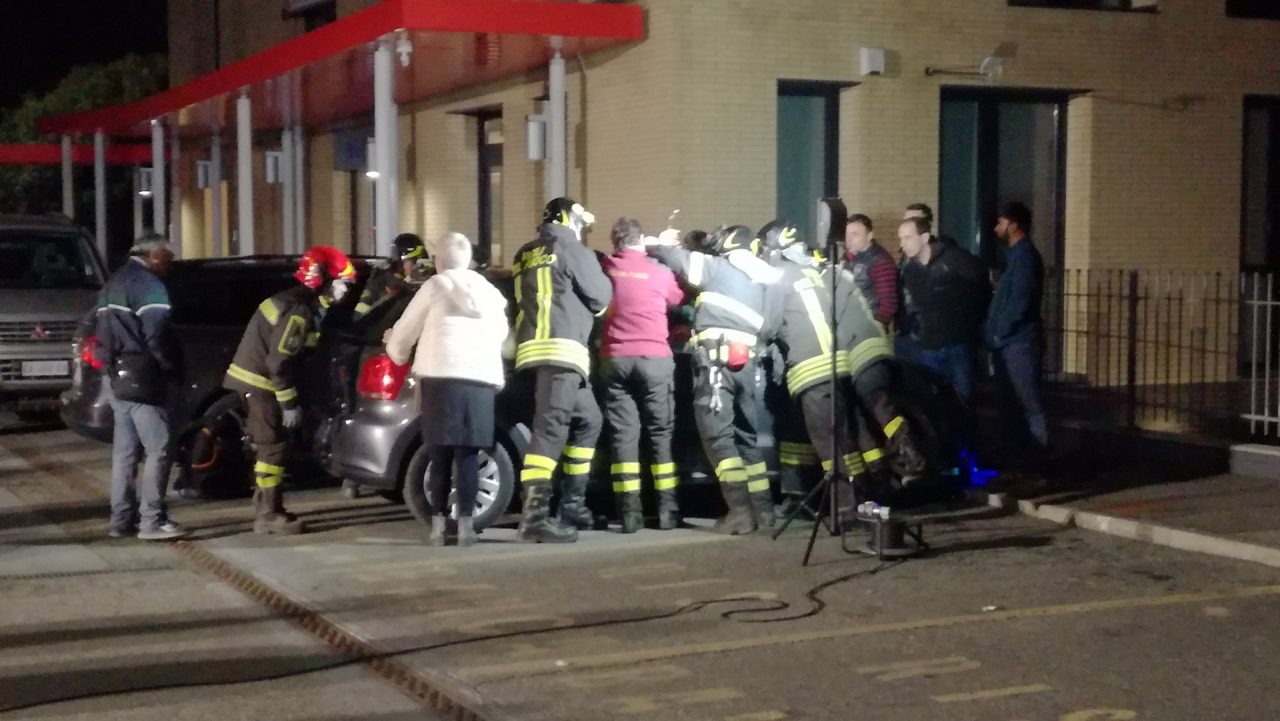 Bimbo rimane chiuse in auto: intervengono i Vigili del fuoco
