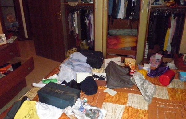 Si sveglia in piena notte e trova la casa a soqquadro… ma ha fatto tutto da solo