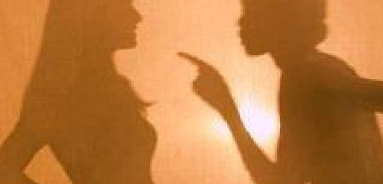 Incontrano gli ex e scatta la rissa