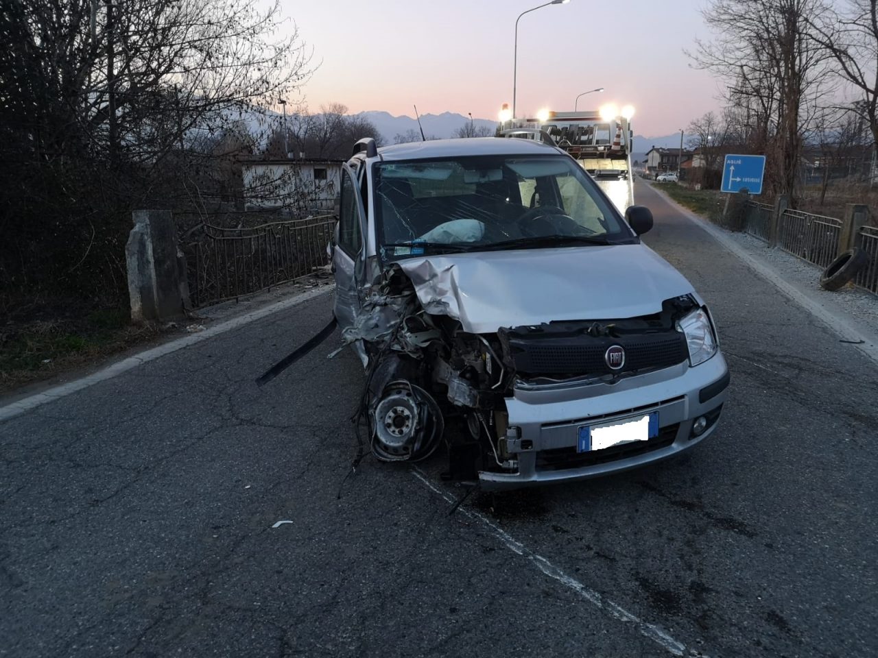 Auto contro il parapetto di un ponte, donna rimane ferita