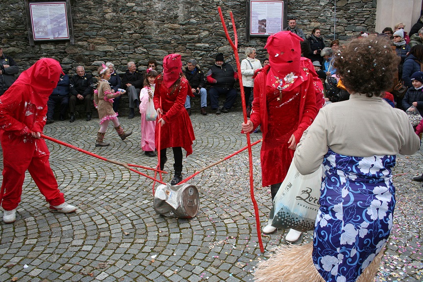 Oggi Carnevale in Valle a Mezzenile con il “Giro del Branlou”