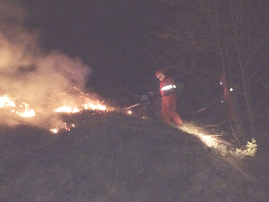 Incendio boschivo nella notte