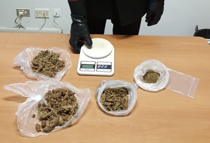 Arrestati spacciatori nigeriani a Leini, droga nascosta nel muro della loro abitazione