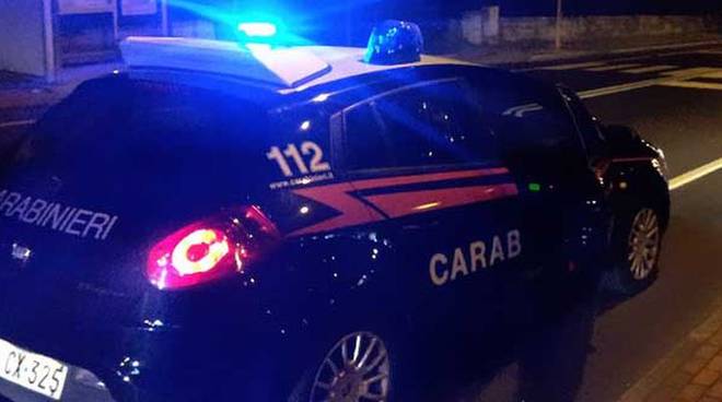 Investe due giovani nigeriani di proposito e scappa