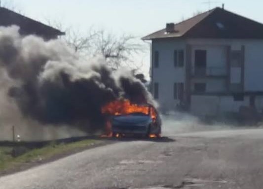 Balangero, auto in fiamme in via Banna