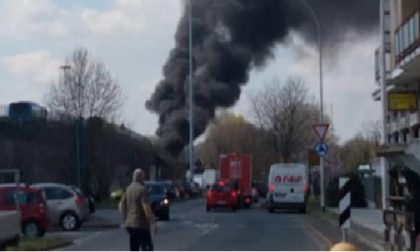 Sequestra e dà fuoco all’autobus che trasportava bambini in gita VIDEO