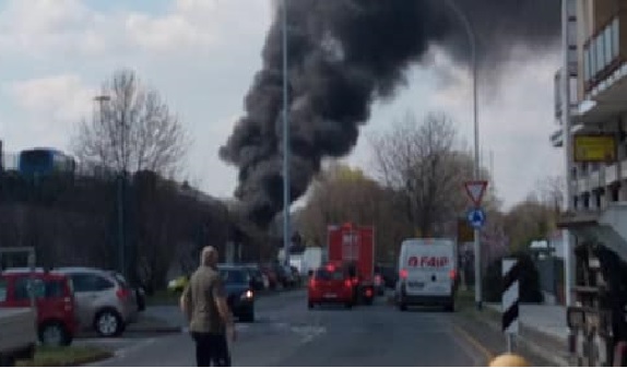 Sequestra e dà fuoco all’autobus che trasportava bambini in gita VIDEO