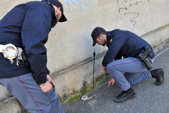Ragazza sfiorata da una freccia in centro a Novara