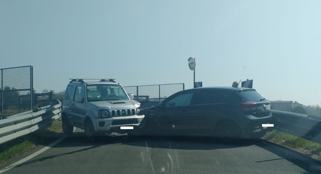 Scontro sul cavalcavia dell’autostrada