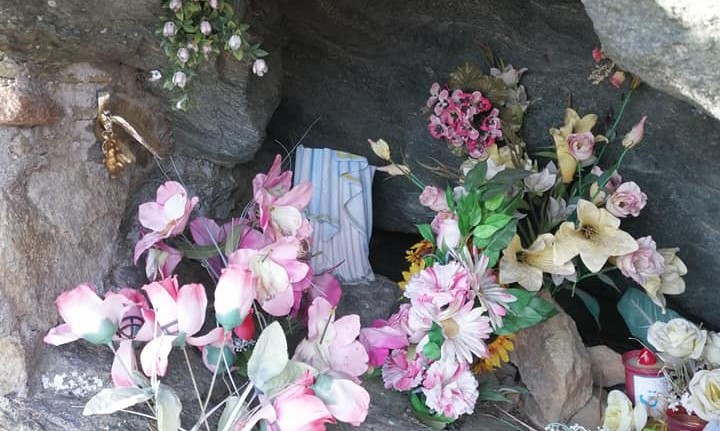 Danneggiata la Madonnina di Lourdes alle rocche di San Martino