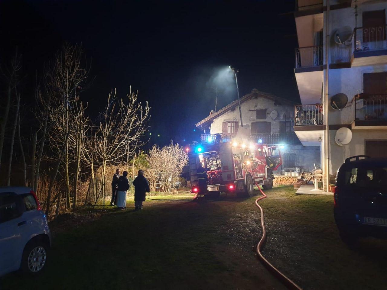 Paura a Ceres: magazzino-legnaia a fuoco in frazione Chiamorio