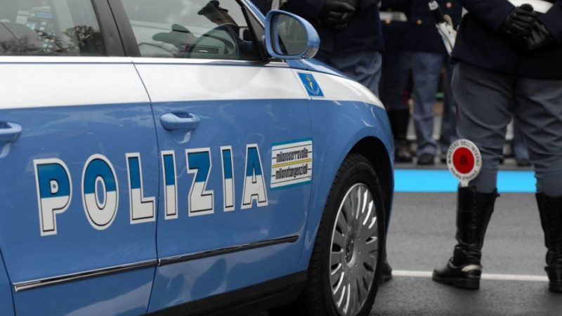 Poliziotti salvano donna dalle fiamme, lei li picchia