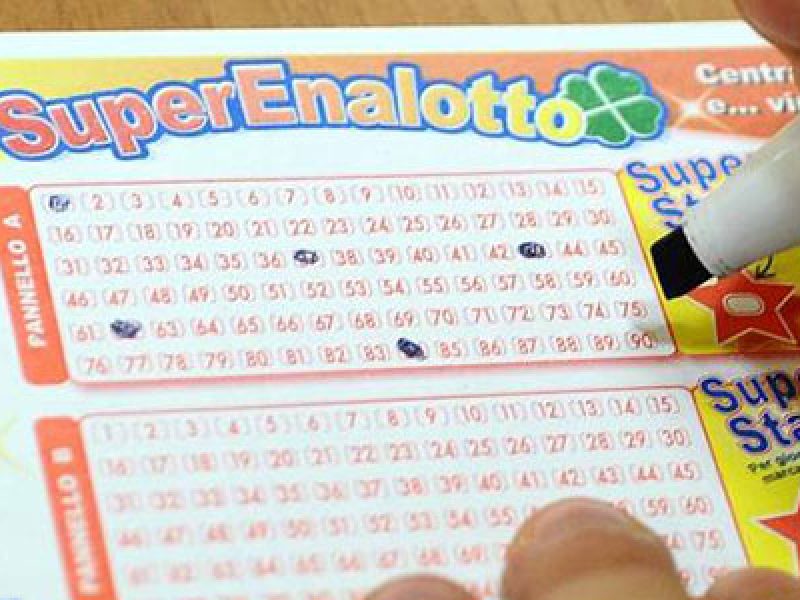 Vincono 100mila euro al SuperEnalotto, ma non ritirano il premio