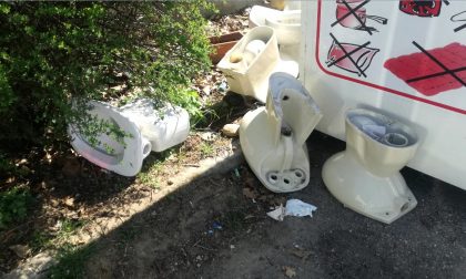 Maiali in azione a Rivarolo: mobili, materassi e water gettati in strada