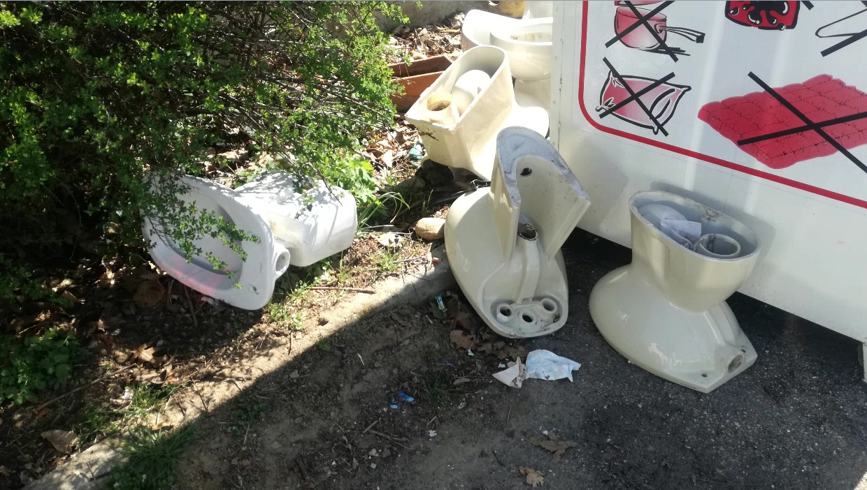 Maiali in azione a Rivarolo: mobili, materassi e water gettati in strada