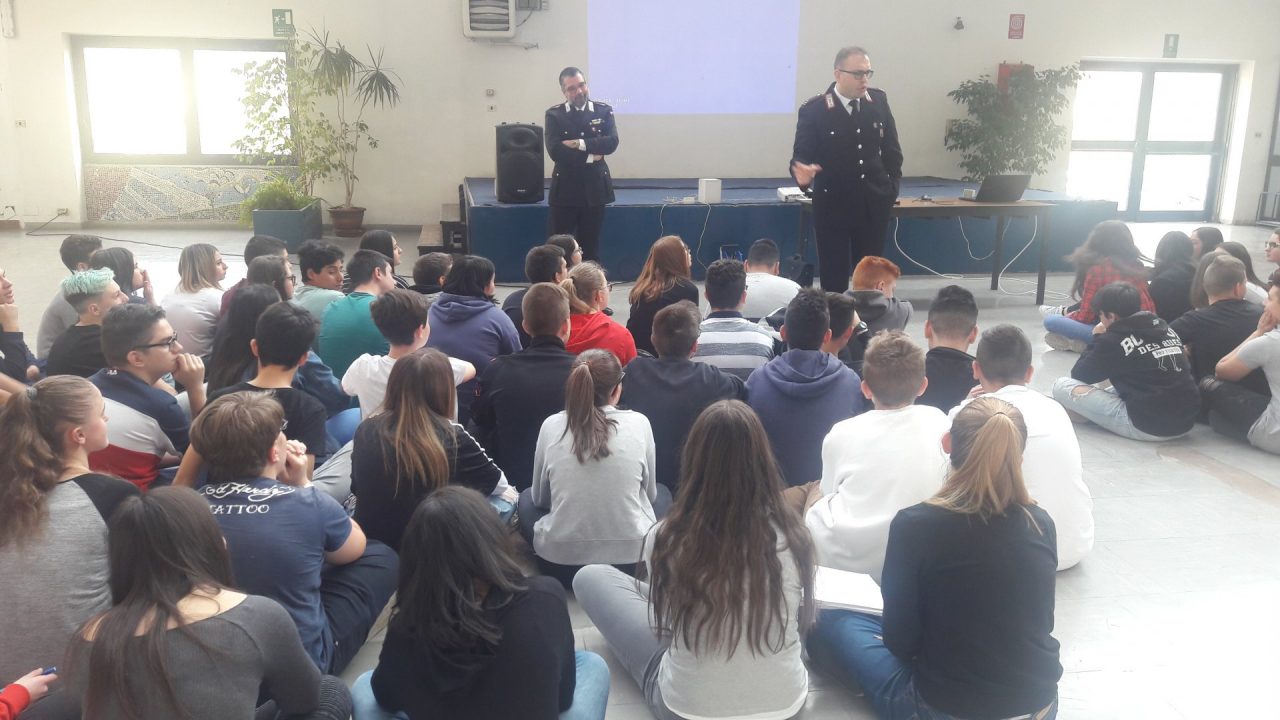 Gli studenti della Media Cresto a lezione di legalità con i carabinieri