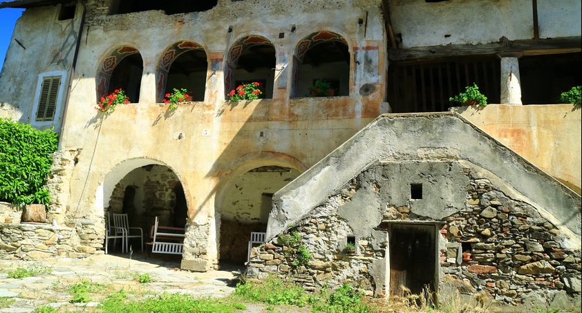 Interamente restaurato a Rueglio lo storico edificio Kà ‘d-Mezanis