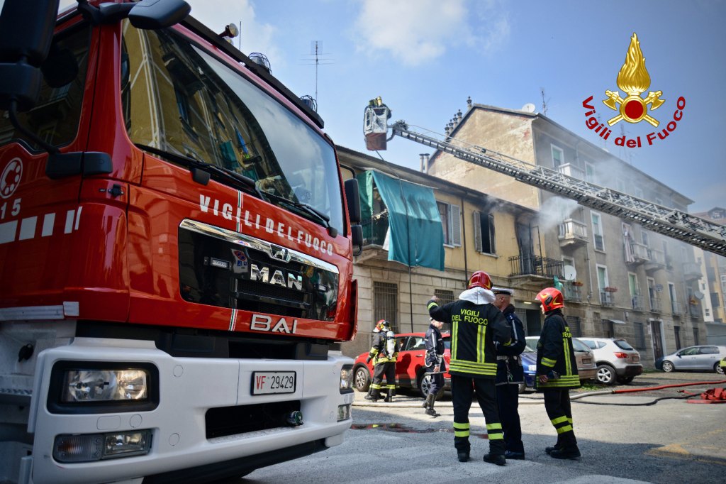 Incendio nella notte: distrutto un camper a Torino