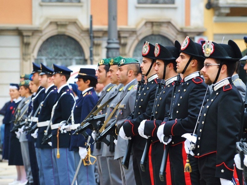 300 borse di studio per i giovani per la preparazione ai corsi “in divisa”