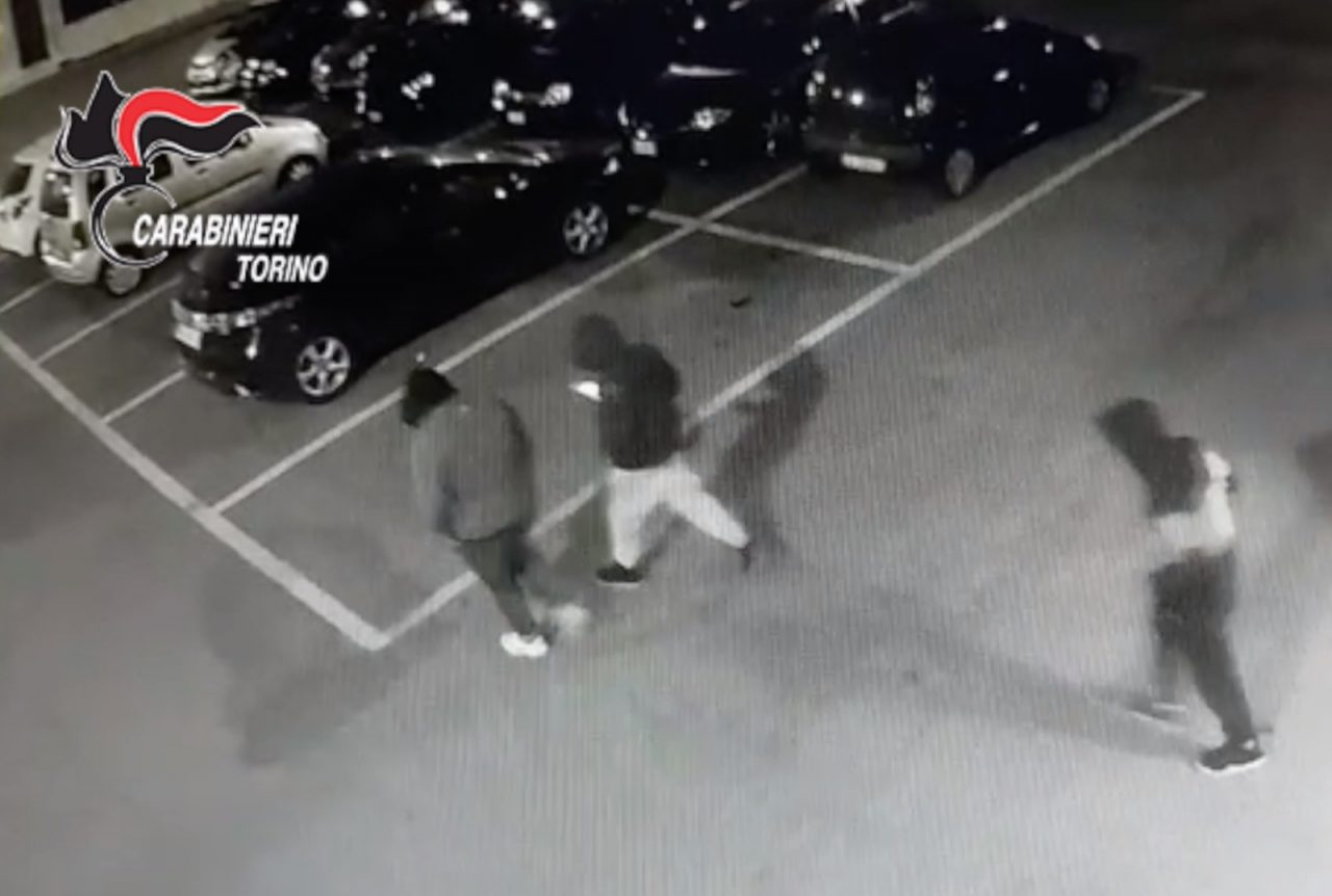 Baby vandali devastano la stazione ferroviaria per noia VIDEO