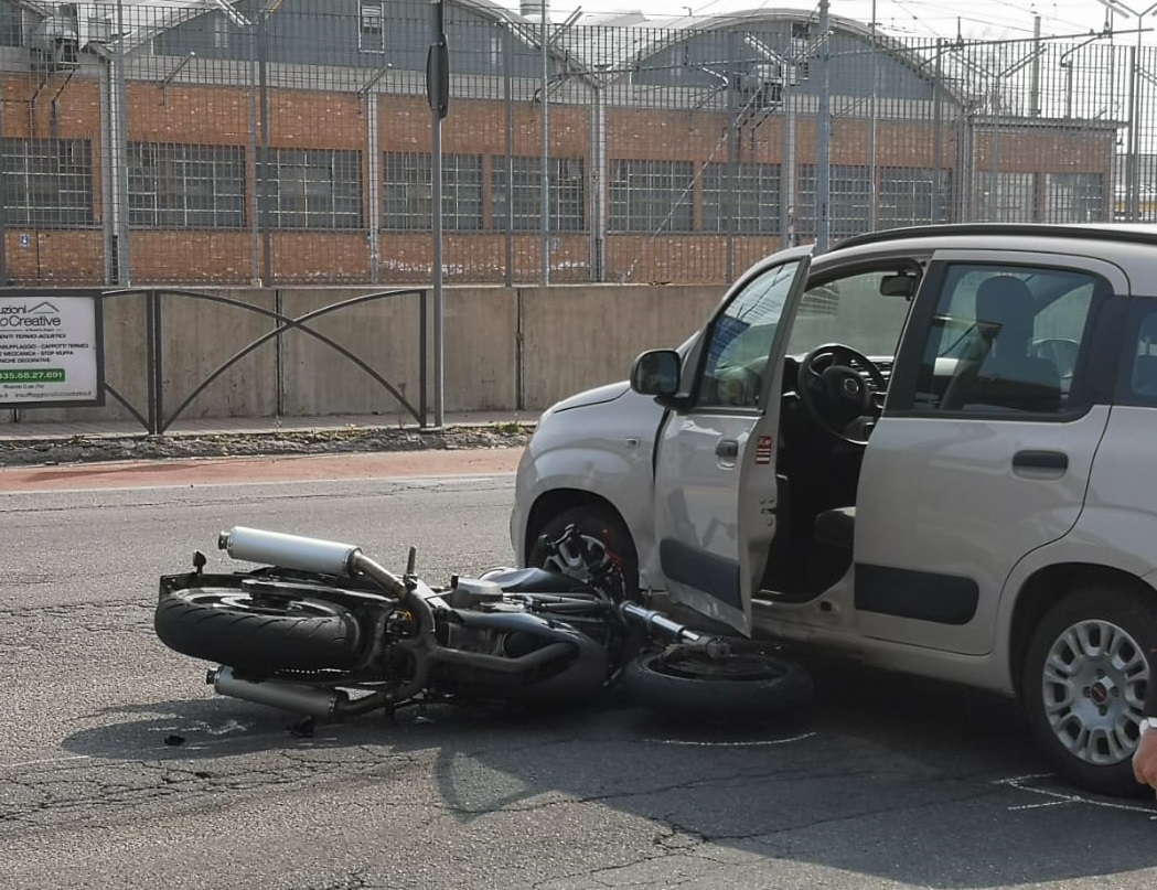Scontro auto contro moto a Rivarolo, centauro al Cto