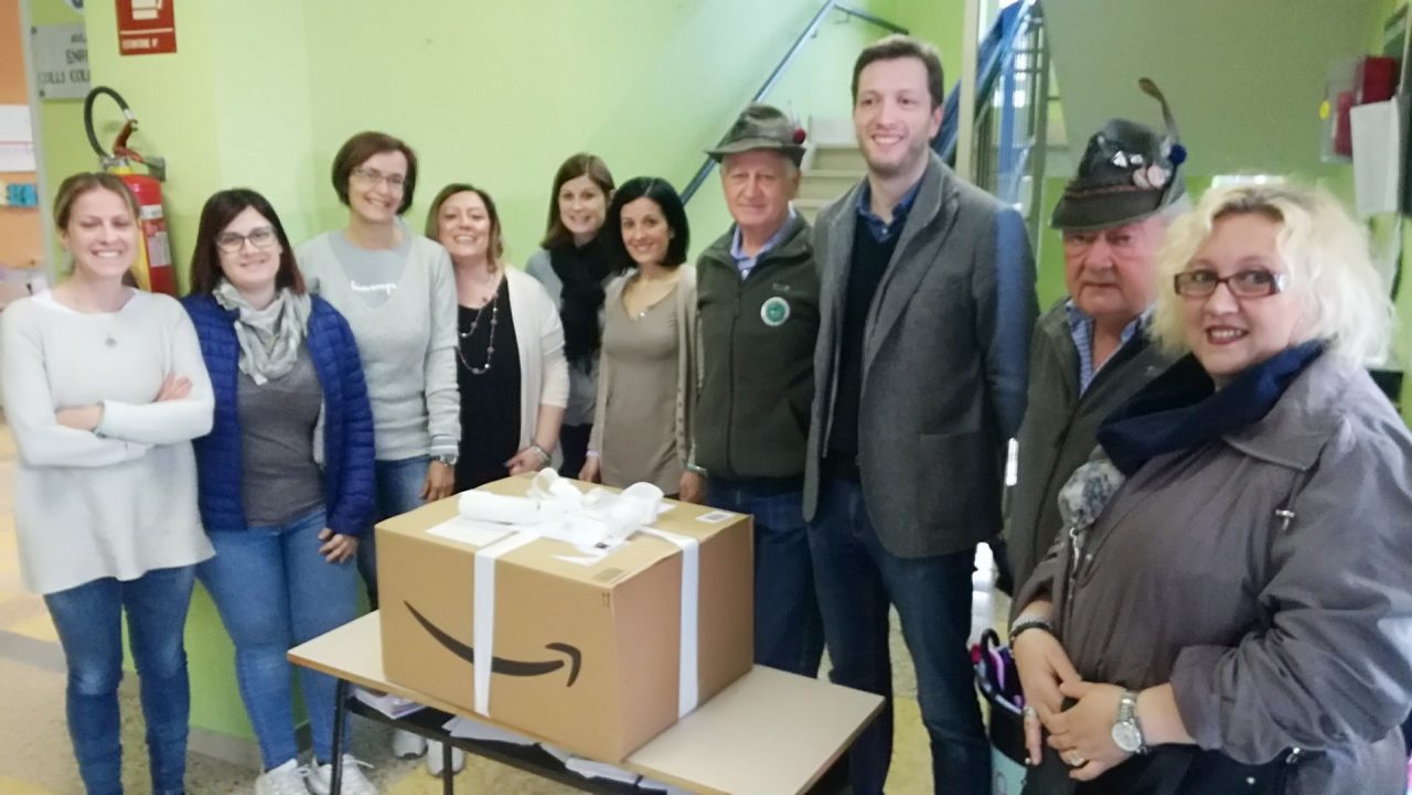 Computer donati alla scuola con l’aiuto delle associazioni