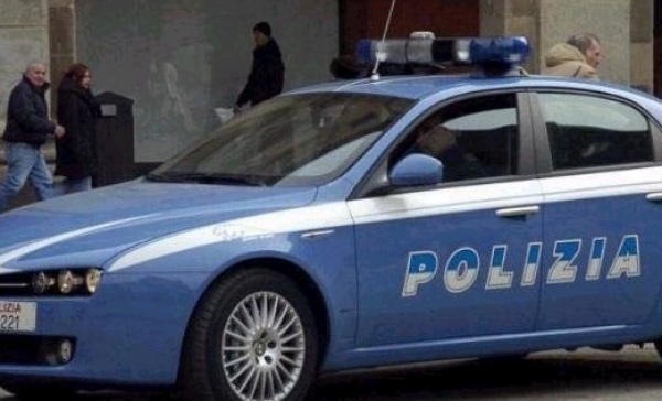 Rubano le scarpe al centro commerciale: uno scappa, l’altro viene arrestato