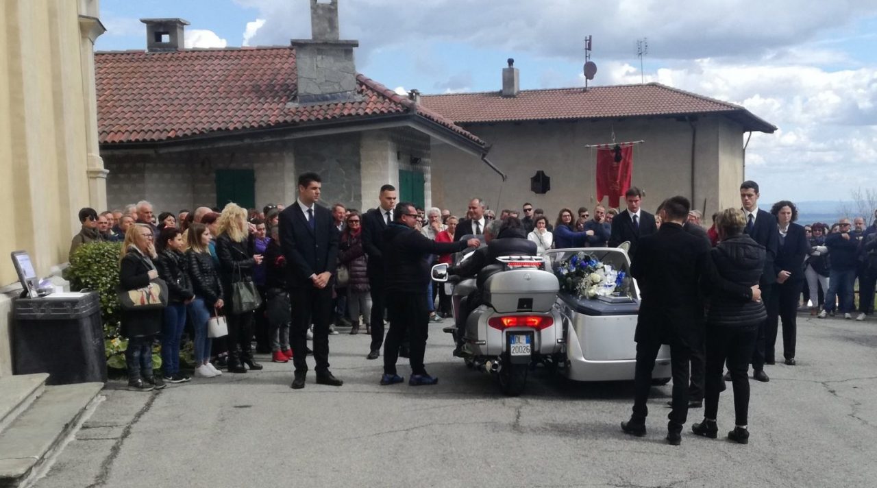 Centinaia di persone a Pratiglione per l’addio a Manuel