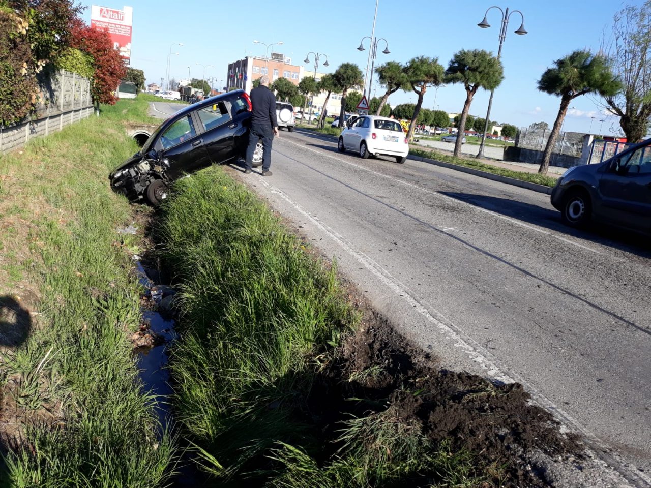 Incidente a Leini, perde il controllo dell’auto e finisce contro un’altra vettura