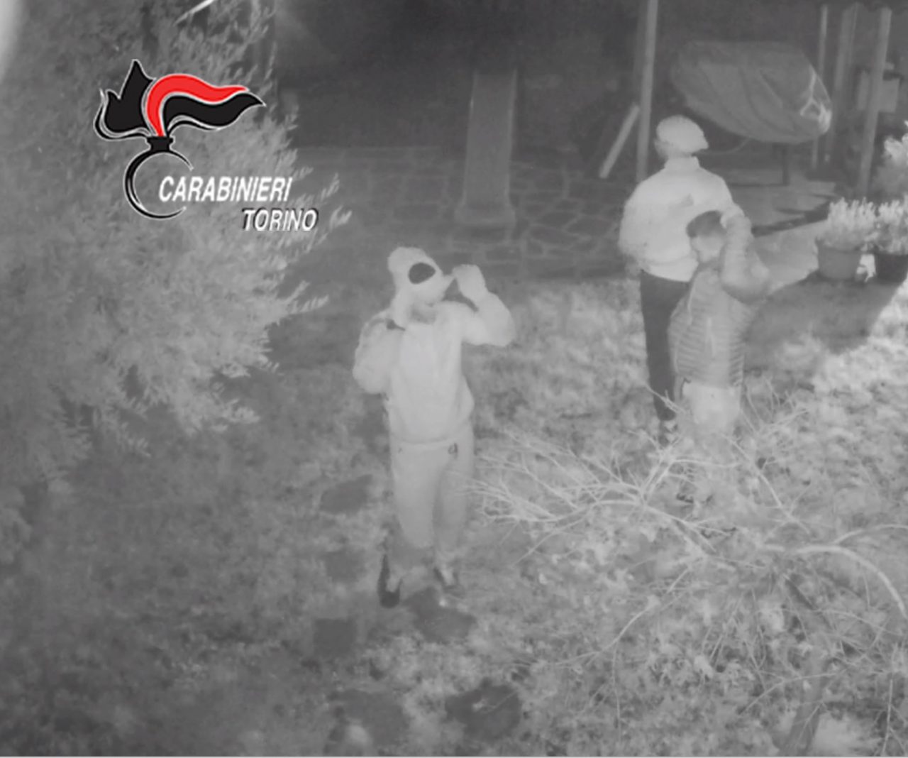 Fotografavano le vittime nel sonno: presa banda di topi d’appartamento