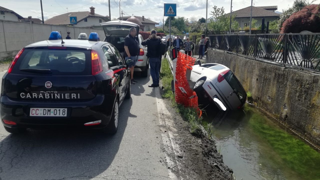 Auto nella roggia, ferita una donna a Favria | FOTO