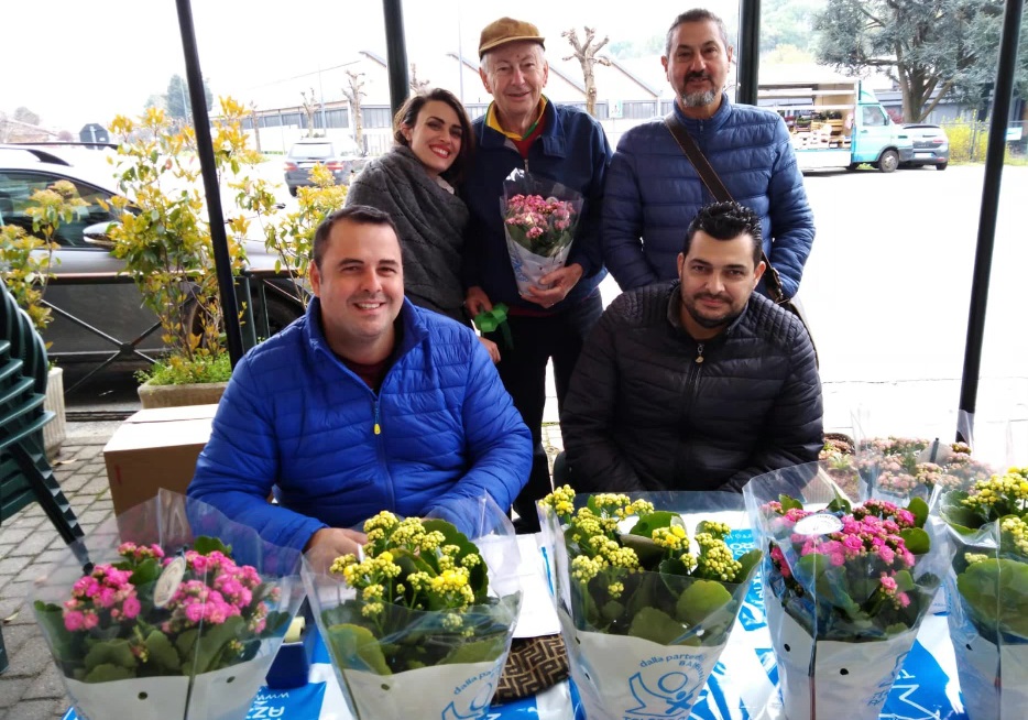 Fiori d’Azzurro a Lombardore, raccolti 500 euro per il Telefono Azzurro