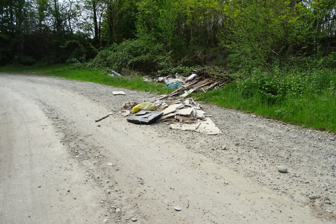 Incivili in azione a San Giusto: rifiuti abbandonati