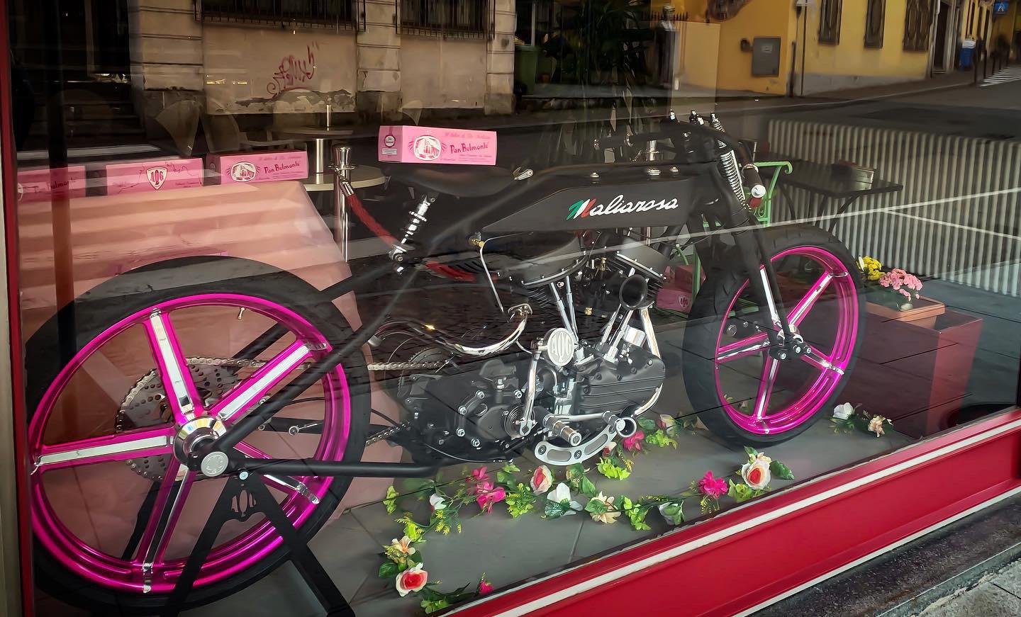 Apettando il Giro, Maliarosa si mette in vetrina: la mitica moto esposta a Castellamonte