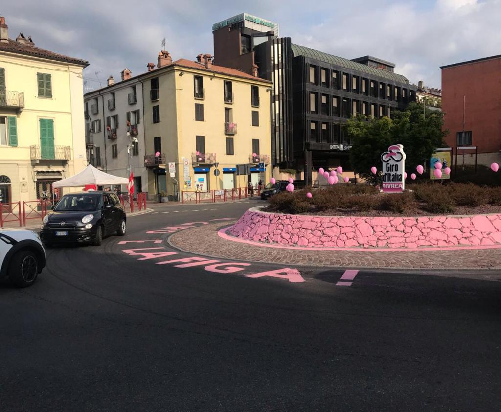 W la … a Ivrea la seconda scritta alla rotonda per salutare il Giro