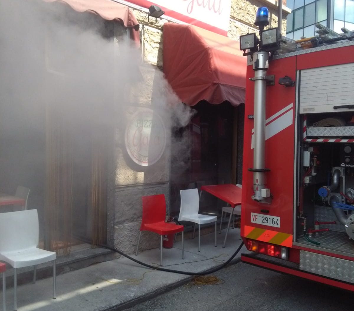 Incendio in una pizzeria di piazza della Repubblica a Castellamonte