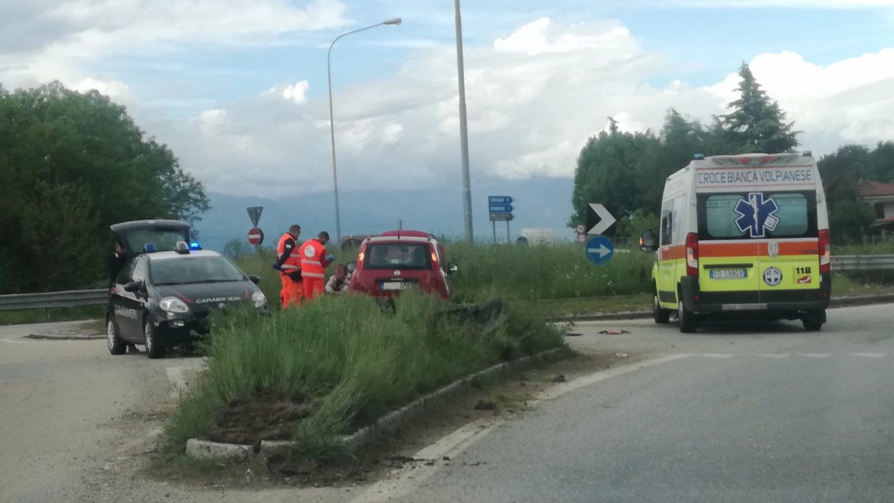 Perde il controllo della macchina e centra i cartelli stradali