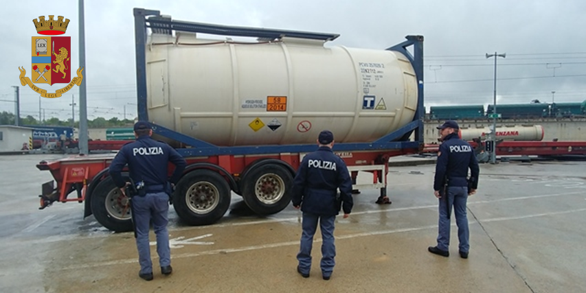 Perde sostanze tossiche durante il viaggio, denunciato