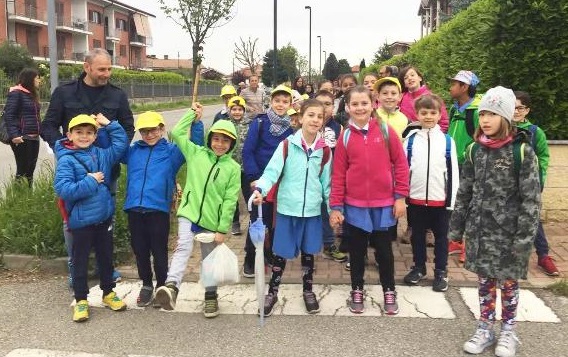Studenti leinicesi impegnati nell’iniziativa Pedibus