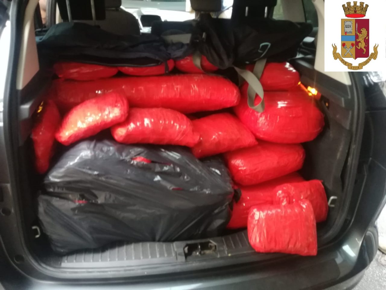 In auto 98 chili di droga: due arresti