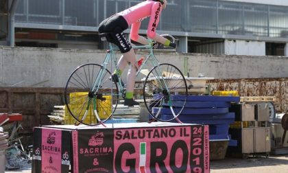 Una bici mastodontica saluta il Giro d'Italia che passa in Canavese