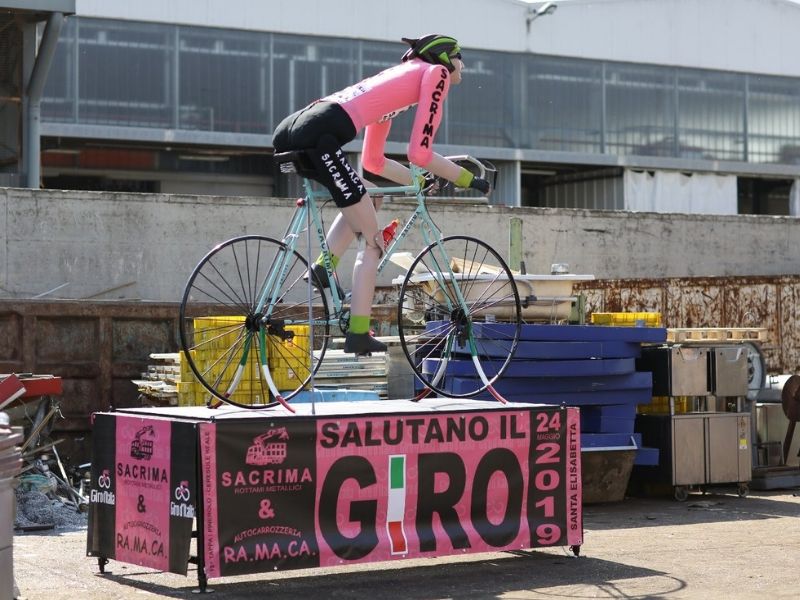 Una bici mastodontica saluta il Giro d’Italia che passa in Canavese
