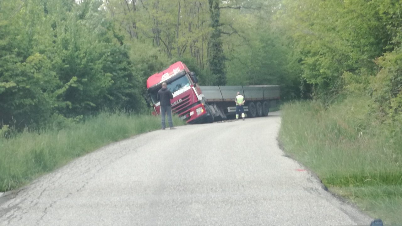 Rivara-Pertusio: camion finisce fuori dalla carreggiata e si blocca