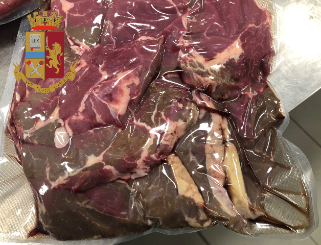 Blitz in un ristorante: nei frigo merce scaduta e mal conservata LE FOTO