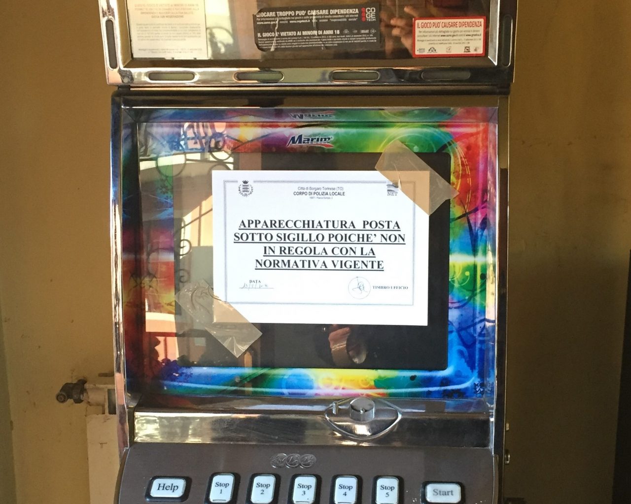 Stanza segreta con slot illegali scoperta dalla finanza in un bar torinese