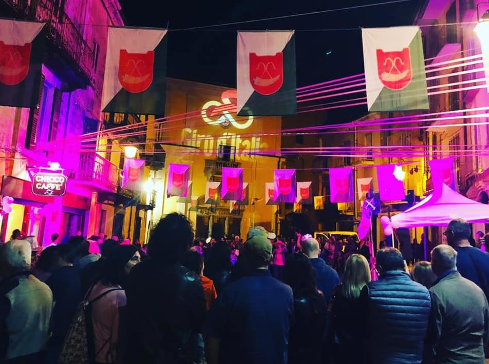 Un Kilometro di festa: tutti in rosa a Cuorgnè aspettando il Giro – FOTO