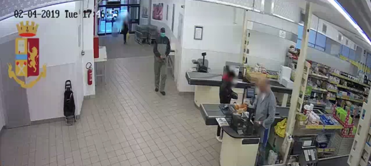 Rapinava i supermercati, arrestato IL VIDEO