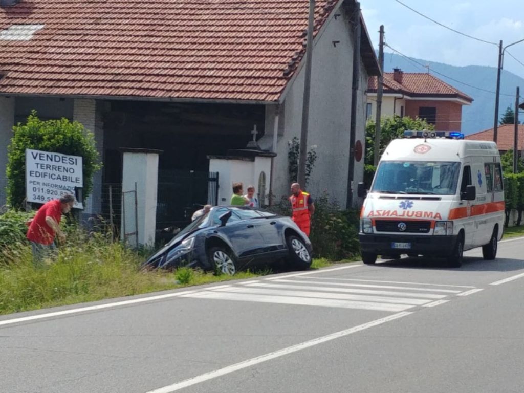 Con l’auto finisce nel fossato