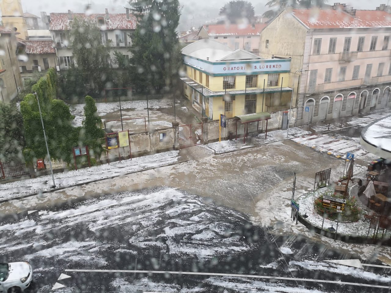 Nubifragio a Ivrea, grandine e strade come fiumi nel Canavese